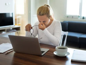 Mujer con resequedad ocular