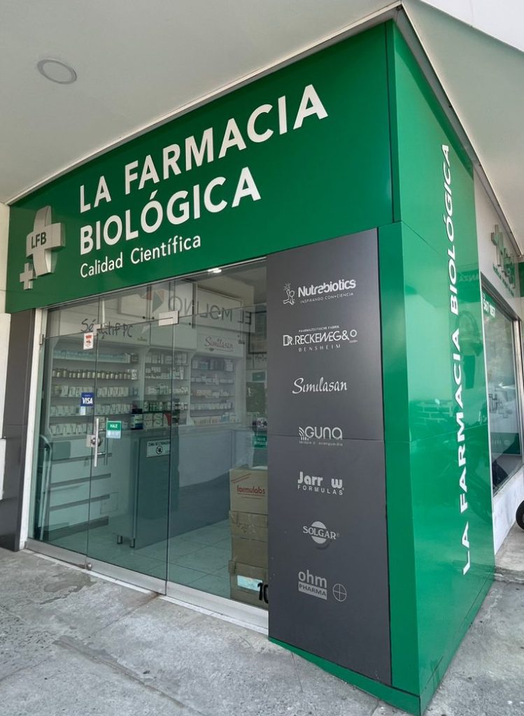 Vista exterior de La Farmacia Biológica sede Ciudad Jardín sur de Cali, farmacia de productos naturales