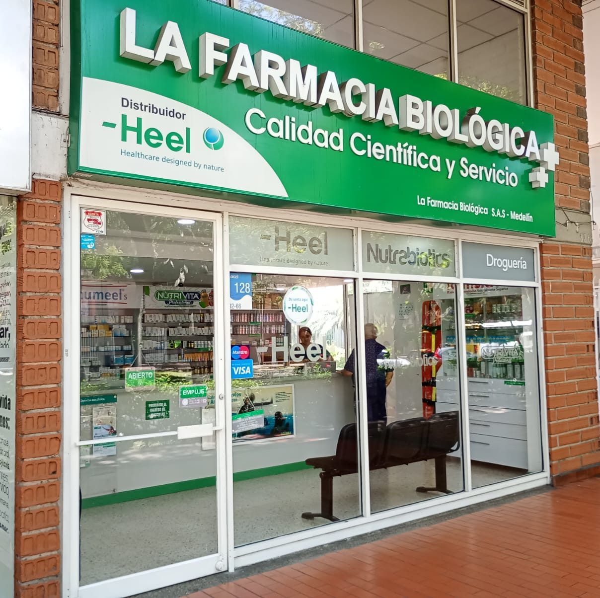 Entrada principal de La Farmacia Biológica Medellín, farmacia especializada en medicina homeopatía