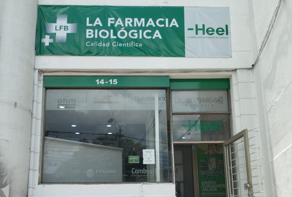 Vista exterior de La Farmacia Biológica en Pereira con letrero verde y escaleras de acceso, medicina homepatica