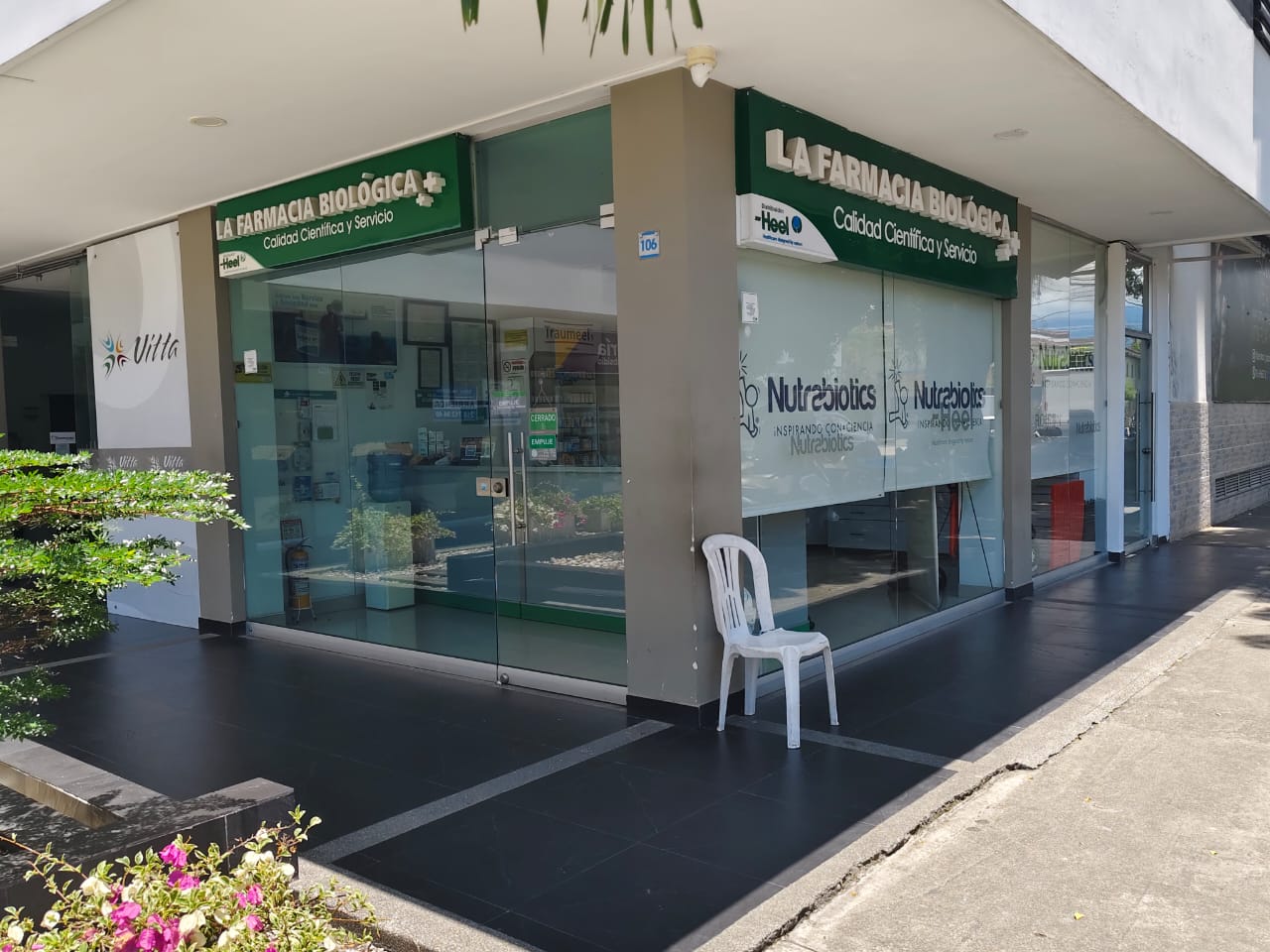 Sucursal de La Farmacia Biológica Tuluá enfocada en medicina alternativa y productos Homepaticos