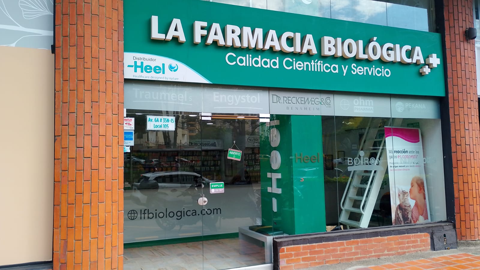 Entrada principal de La Farmacia Biológica sede norte en Cali, especializada en medicina natural y productos biológicos