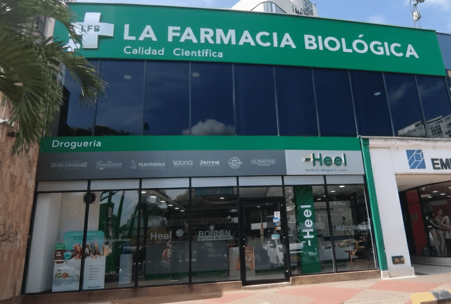 Entrada principal de La Farmacia Biológica Cali sur especializada en medicina natural y homeopatía