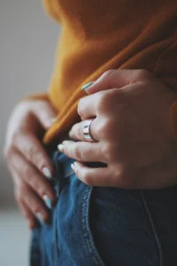 Mujer con posible molestia en la zona baja del abdomen relacionada con cistitis