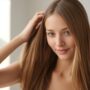 Mujer con cabello largo, fuerte y saludable gracias a la biotina