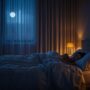 Persona durmiendo profundamente en habitación con luz cálida y ambiente nocturno, concepto de melatonina para dormir mejor