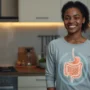 Mujer sonriendo con ilustración del sistema digestivo, representando salud intestinal y beneficios de los probióticos.