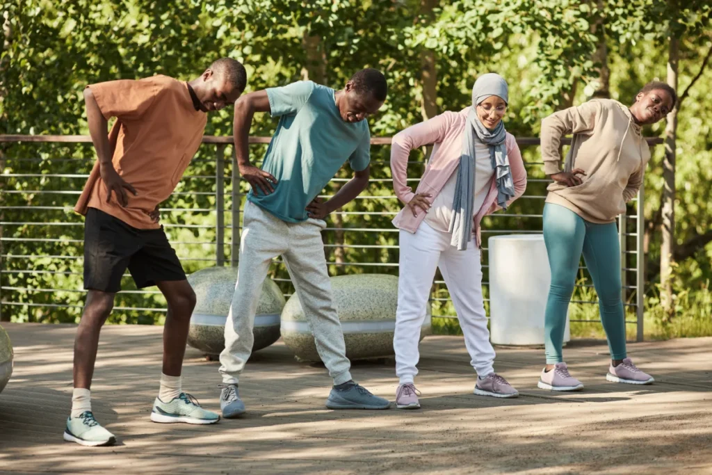 Grupo de personas realizando ejercicios al aire libre como parte de un estilo de vida saludable orientado al bienestar físico y emocional.