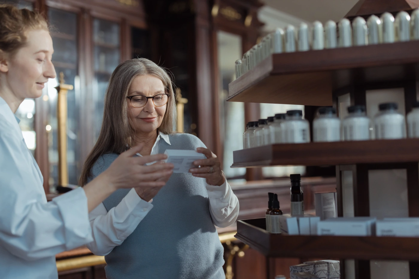 Farmacéutica asesorando a una cliente en una farmacia homeopática en Colombia