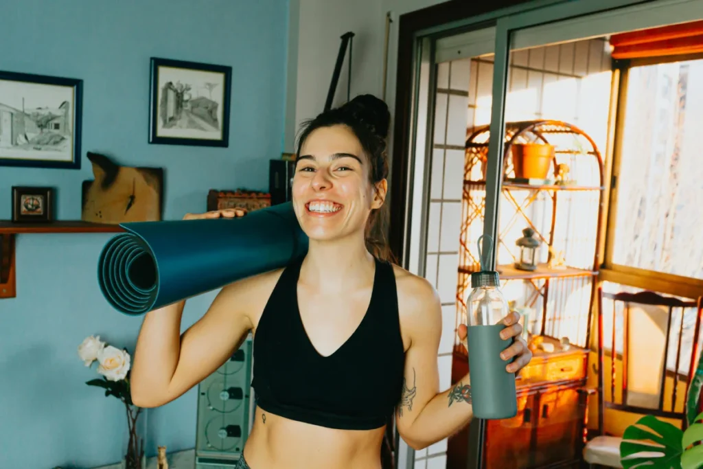 Mujer manteniendo hábitos saludables mediante ejercicio e hidratación para apoyar la salud digestiva y el bienestar general.
