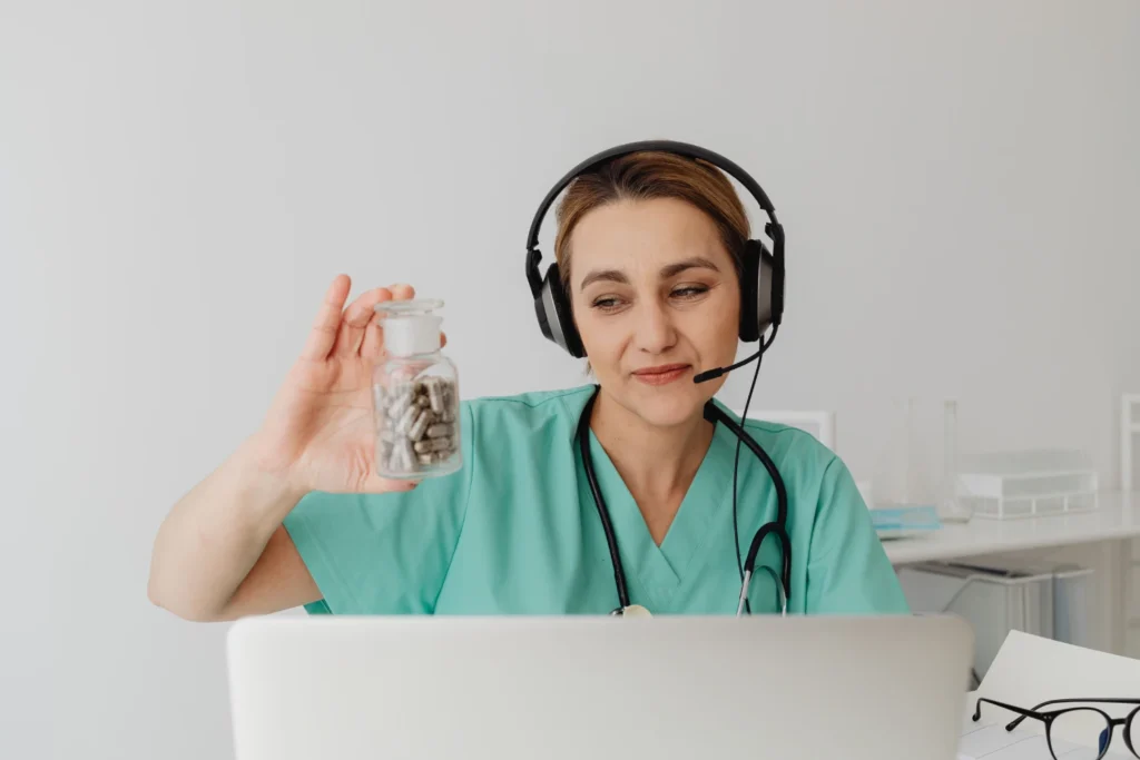 Profesional de la salud brindando orientación sobre medicamentos homeopáticos y productos de medicina biológica.