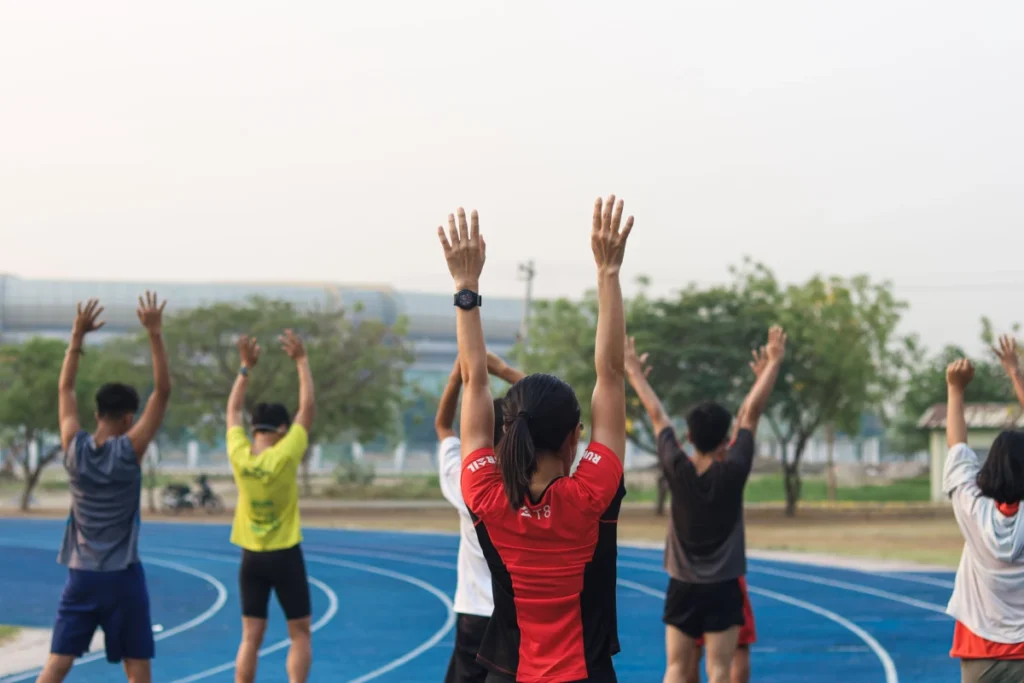 Personas realizando actividad física al aire libre, representando los beneficios de la vitamina D3 y la vitamina K2 para la salud ósea y la función muscular.