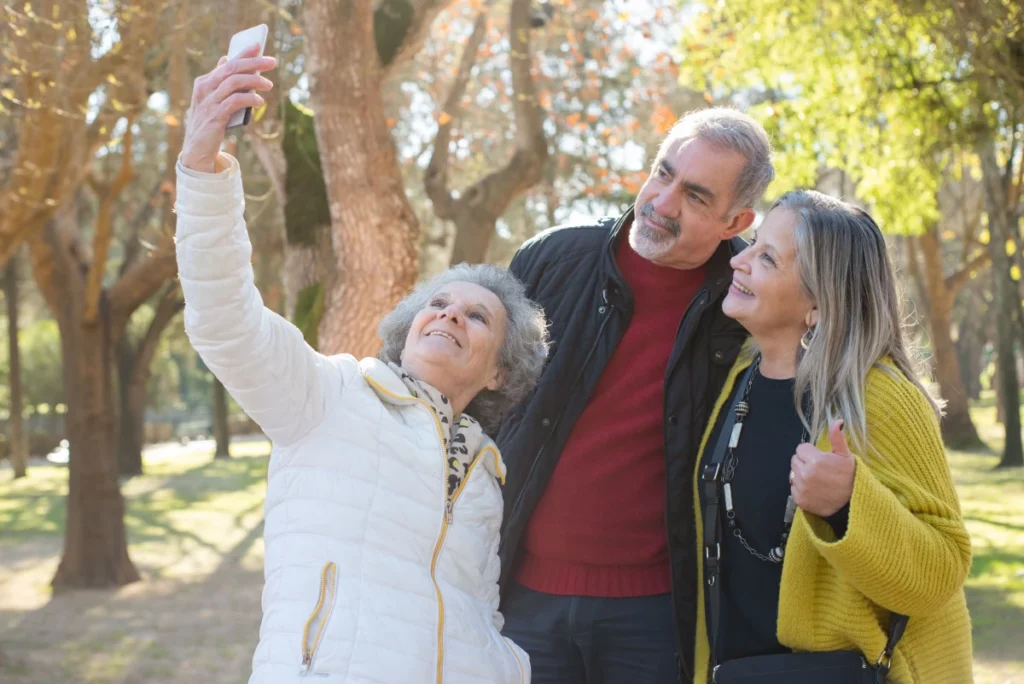 Adultos mayores disfrutando de una caminata al aire libre, representando los beneficios del Chelated Magnesium para la salud muscular, ósea y el bienestar general.
