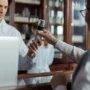 Farmacéutico entregando medicamentos homeopáticos en una farmacia especializada de Bogotá.
