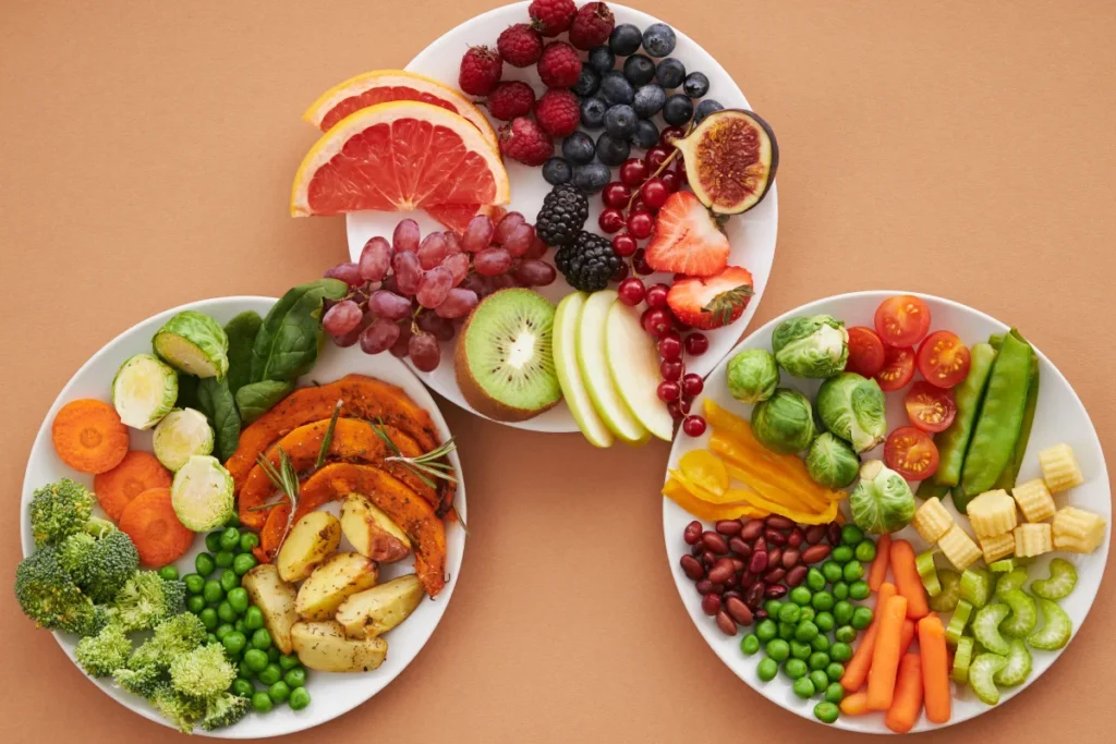 Platos con frutas, verduras y legumbres que aportan diferentes vitaminas y minerales