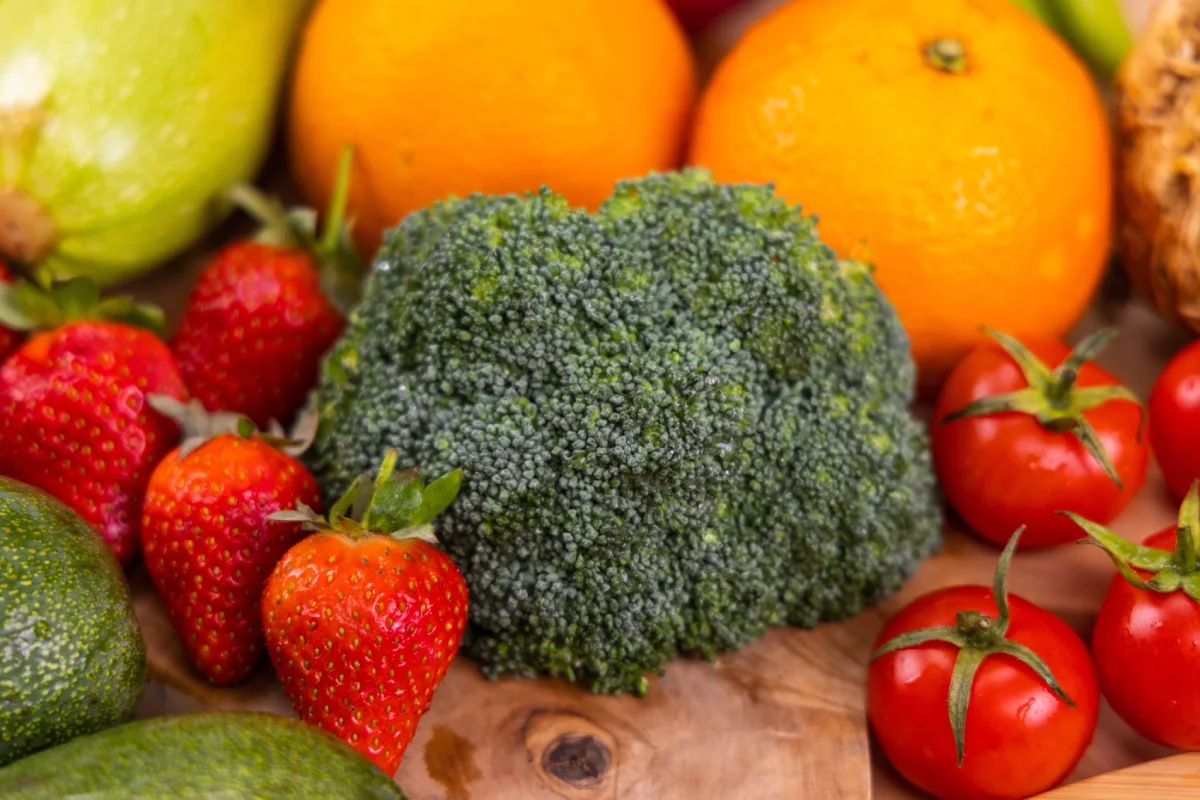 Frutas y verduras variadas como fuentes alimentarias de vitaminas y minerales