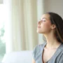 Mujer respirando con calma para recuperar el bienestar después de una situación de estrés