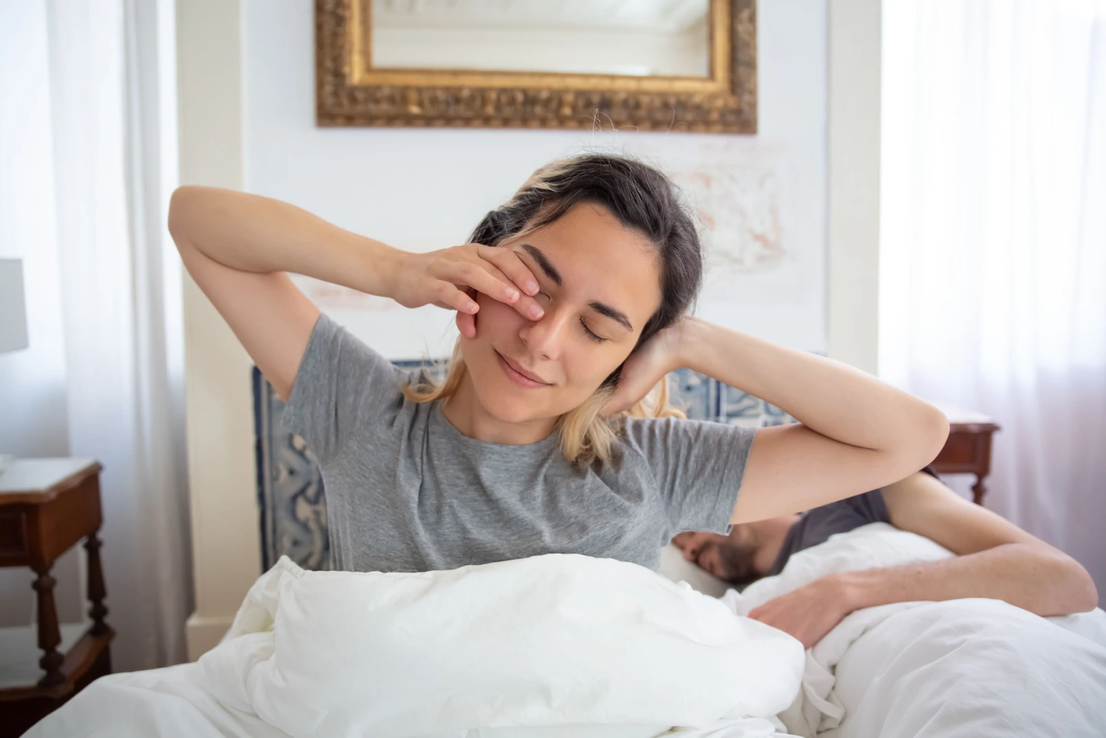 Mujer cansada al despertar después de una noche con dificultades para dormir