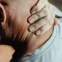 Persona con tensión muscular en el cuello después de un terremoto