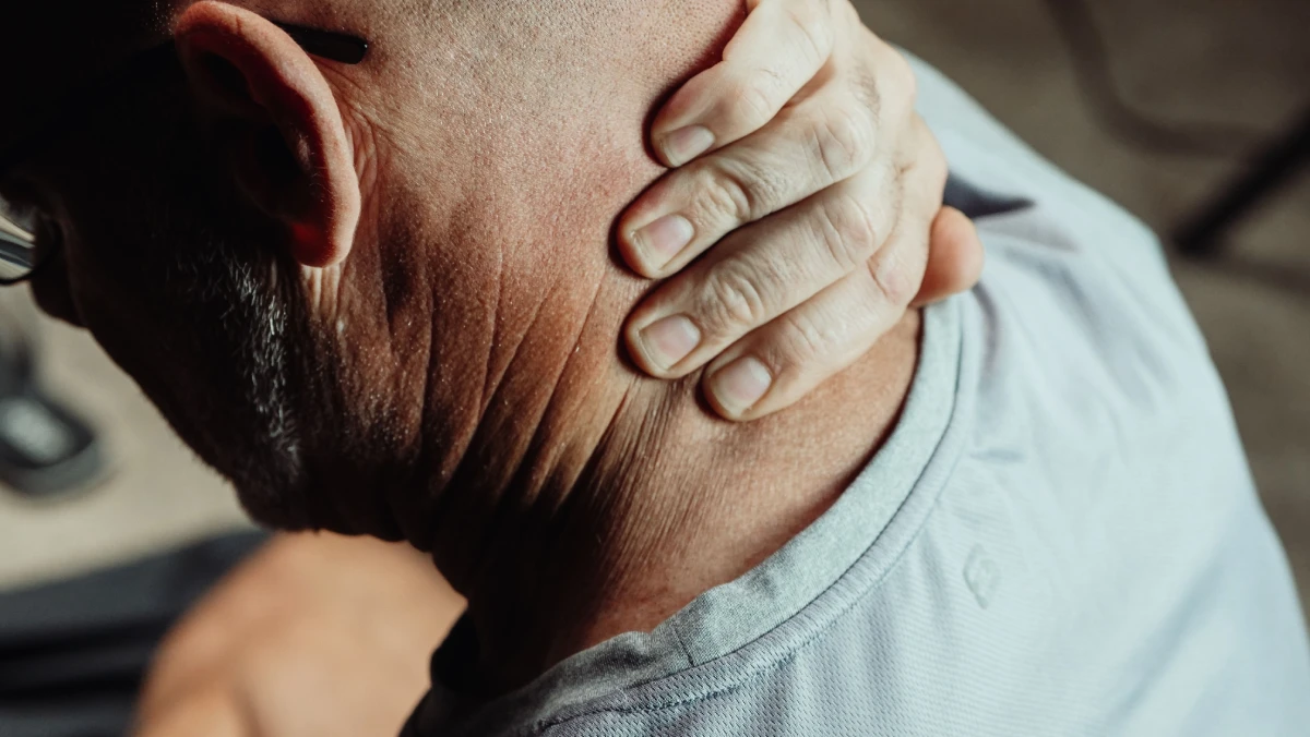 Persona con tensión muscular en el cuello después de un terremoto