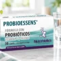 Probioessens de Nutrabiotics junto a agua y yogur en una composición de bienestar digestivo